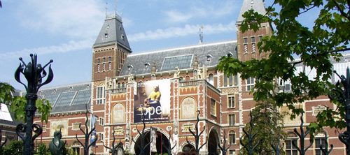 Здание музея изобразительных искусств в Амстердаме. В музее находятся картины лучших нидерландских живописцев. Поражает подсветка залов. Дело в том, что очень яркий свет распределяется предельно равномерно, не создавая бликов и теней. Причем краски на всех картинах играют как новые. Картины потрясающе ярко и выразительно смотрятся благодаря этому освещению. Ничего подобного нет ни в одном нашем Музее.