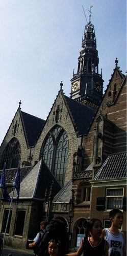 Эта церковь находится в самом центре Амстердама. Можно сказать с нее начался город. Однако как все таки интересно сочетаются крайности в современном Амстердаме. Вокруг церкви находится квартал красных фонарей. Прямо на улице на площади около церкви стоят голые негритянские проститутки. Вокруг масса притонов и наркотических ресторанов.