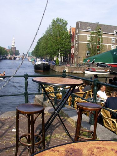Амстердам весь покрыт каналами. На которых стоят баржи-дома, с постоянно живущими в них людьми. Типичное кафе-пивнушка на берегу канала.